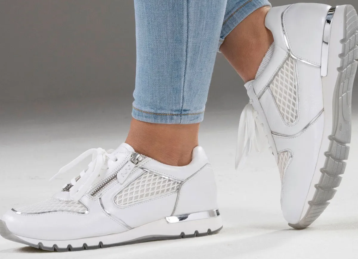 Outlet CAPRICE , schicke Damen-Sneaker, Weite H, mit herausnehmbarem Fußbett WEISS