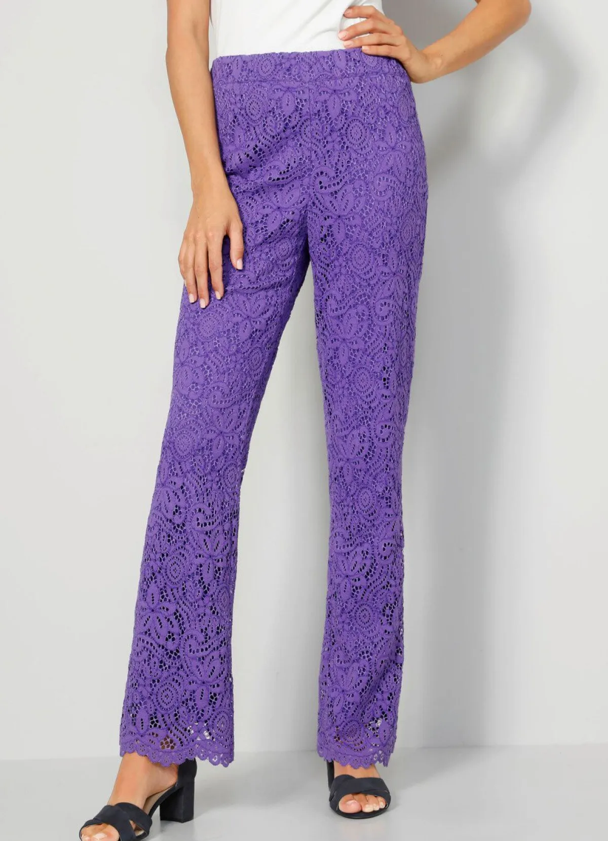 New BADER Hose aus floraler Spitze LILA