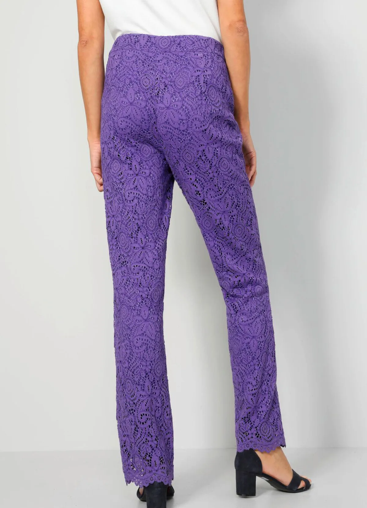 New BADER Hose aus floraler Spitze LILA