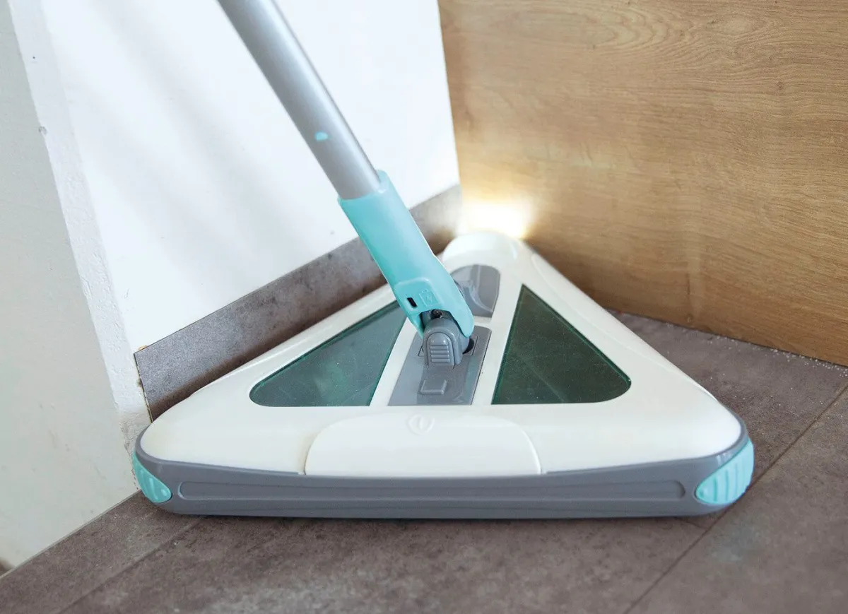 Outlet LIVINGTON Deeper Sweeper-Akkubesen in Dreiecksform WEISS-BLAU