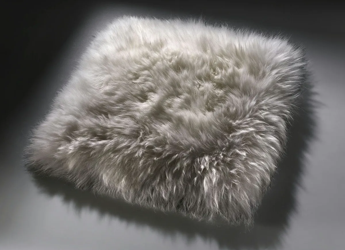 BADER Merino-Lammfell-Sitzauflage in Tierform TAUPE