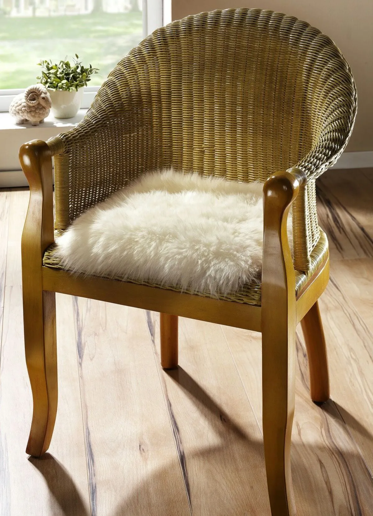 BADER Merino-Lammfell-Sitzauflage in Tierform BEIGE
