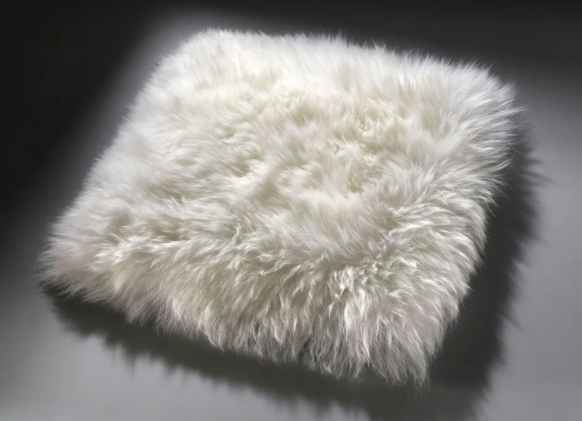 Discount BADER Merino-Lammfell-Sitzauflage in Tierform NATURWEISS