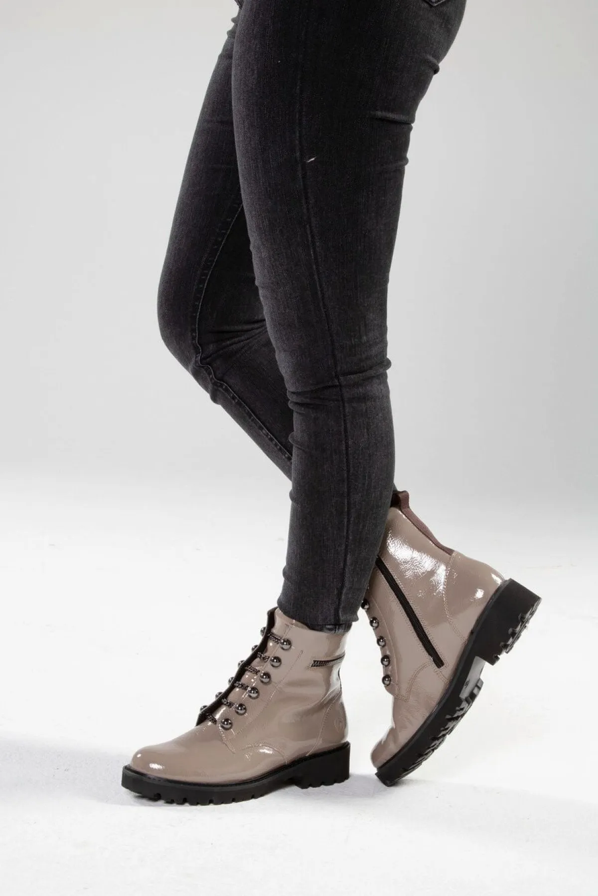 Best Remonte Stiefelette mit trendigen Zierketten in Schnür-Optik TAUPE