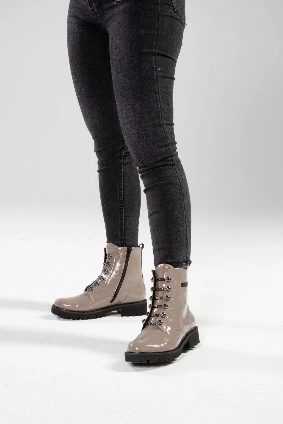 Best Remonte Stiefelette mit trendigen Zierketten in Schnür-Optik TAUPE