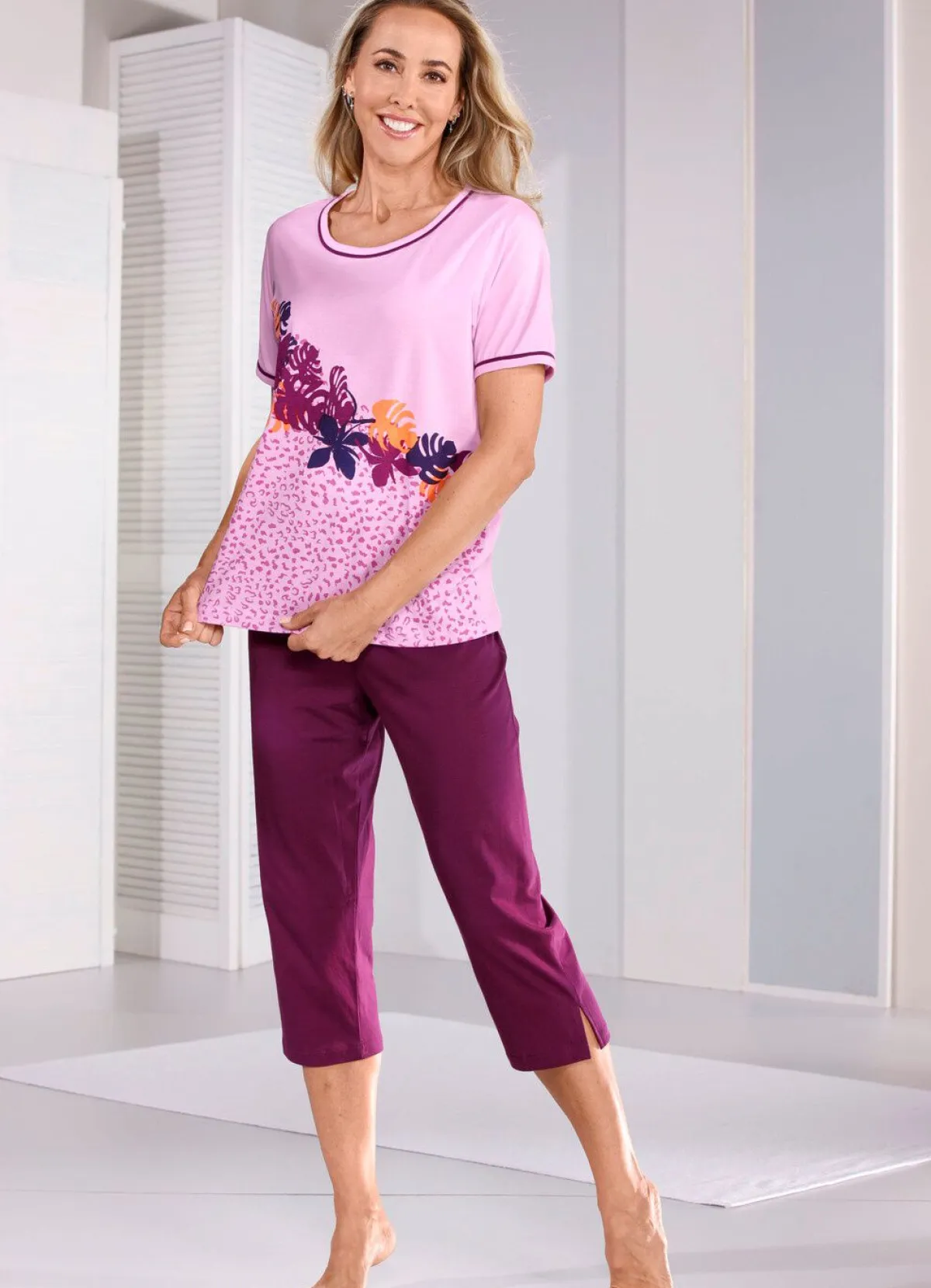 Sale BADER Schlafanzug mit kurzen Ärmeln und wadenlanger Hose KROKUS-BEERE-BUNT