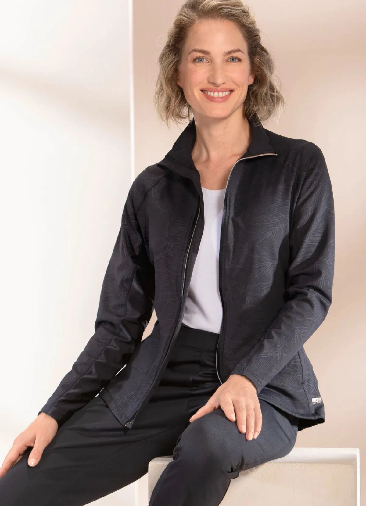 Discount Linea Primero Sportjacke von „LPO“ SCHWARZ MIT PRÄGEDRUCK