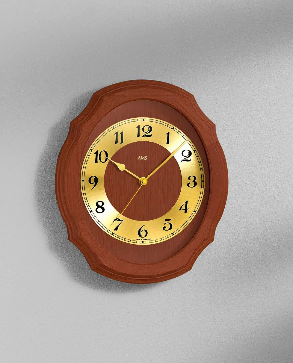 Clearance BADER Wanduhr mit Funkuhrwerk NUSSBAUM