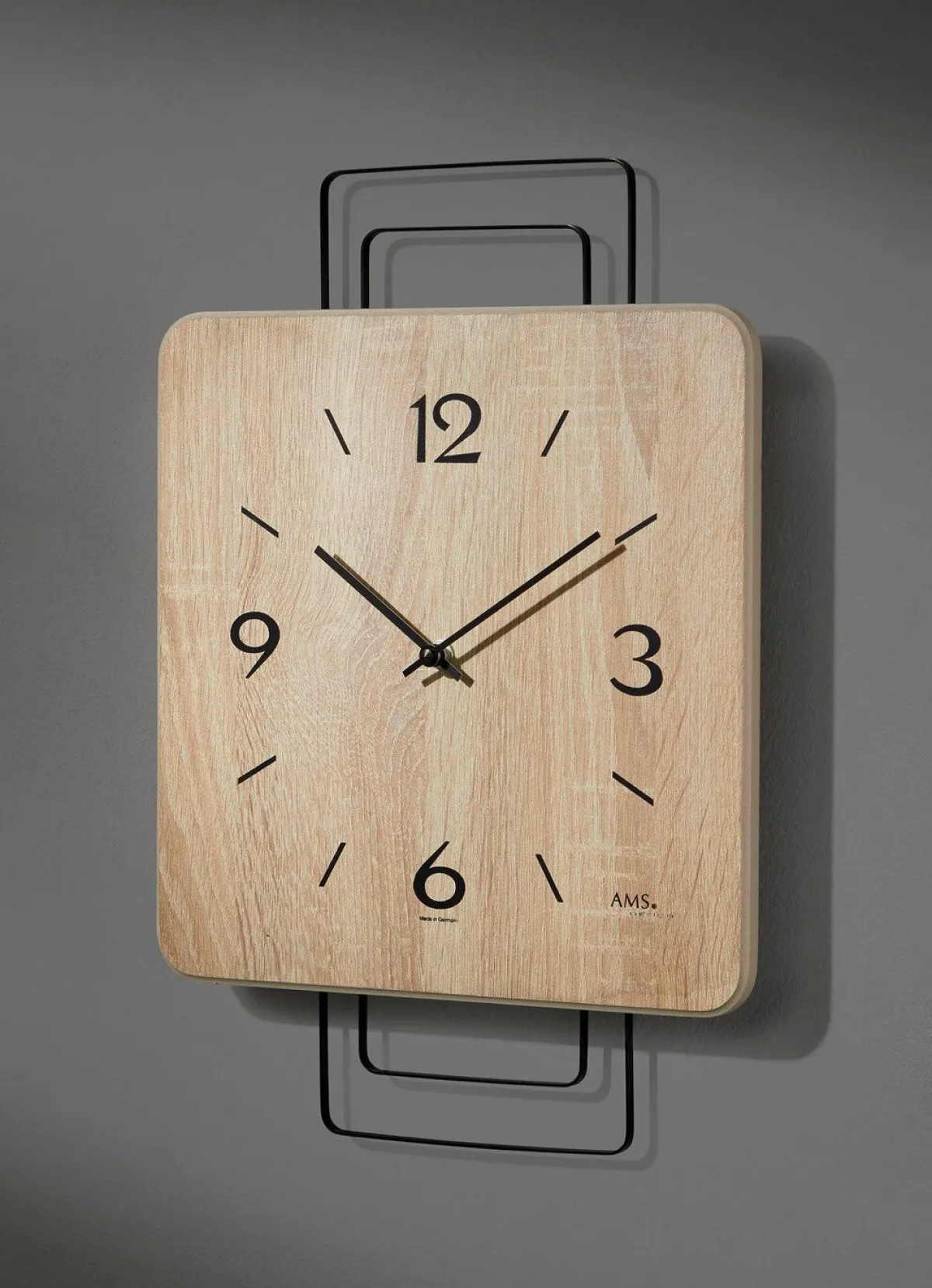 BADER Wanduhr mit Holzgehäuse aus dem Hause AMS SONOMA